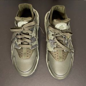 Nike Womens Air Huarache Run PRM Running Shoe